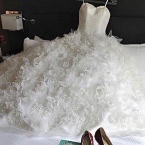 Incredibly beautiful tridimensional wedding dress